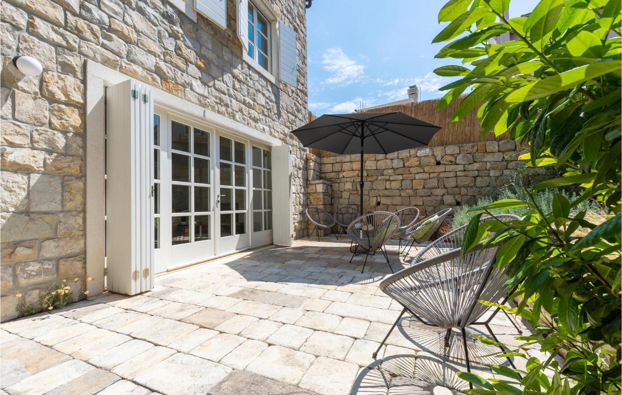 Stunning Home In Split With Outdoor Swimming Pool Buitenkant foto
